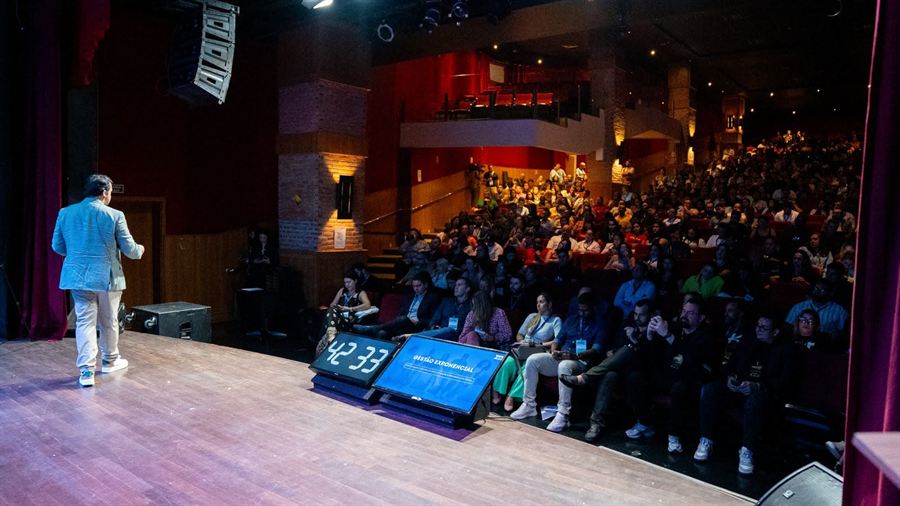 Plateia do Teatro Manauara durante a apresentação